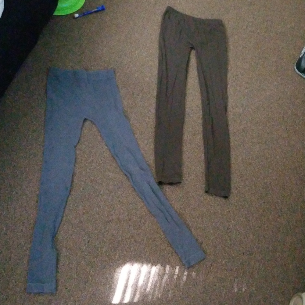 2 pairs of leggings